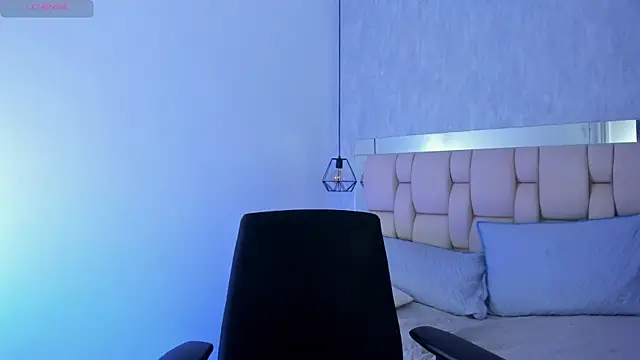 Roxie-Summers11 online show from 02.20.25