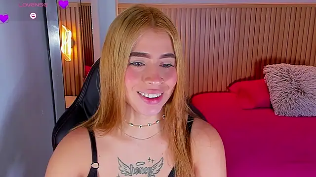 Snapshot of LUCYAMARS1 chatting on 10.23.25 LUCYAMARS1 online show from 10.23.25