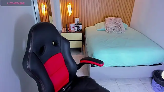 Snapshot of LUCYAMARS1 chatting on 10.28.25 LUCYAMARS1 online show from 10.28.25