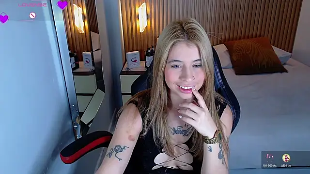 Snapshot of LUCYAMARS1 chatting on 11.01.25 LUCYAMARS1 online show from 11.01.25