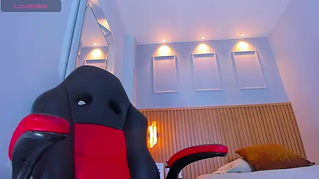 Snapshot of LUCYAMARS1 chatting on 11.18.25 LUCYAMARS1 online show from 11.18.25