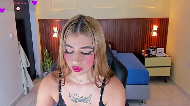 Snapshot of LUCYAMARS1 chatting on 11.26.25 LUCYAMARS1 online show from 11.26.25