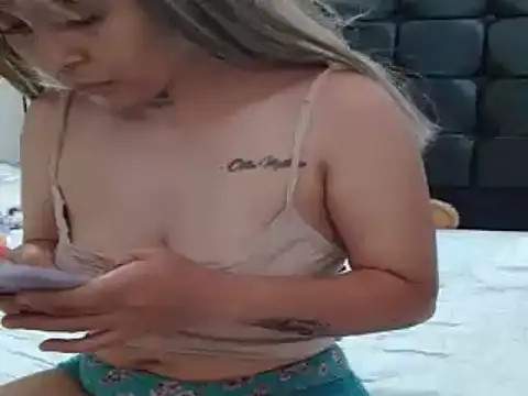 Snapshot of charlotte_slut chatting on 02.01.25 charlotte slut online show from 02.01.25