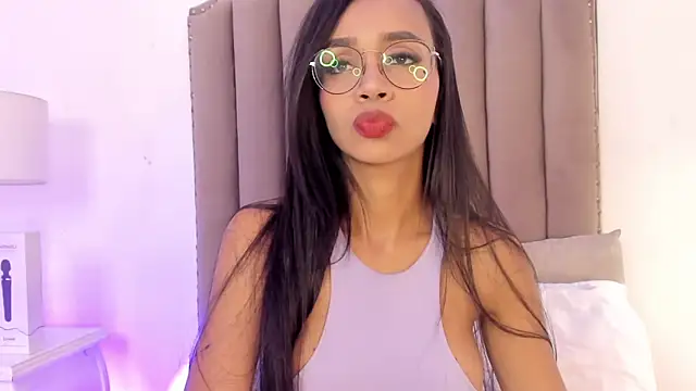 Snapshot of SamanthaFerrer__ chatting on 02.04.25 SamanthaFerrer online show from 02.04.25