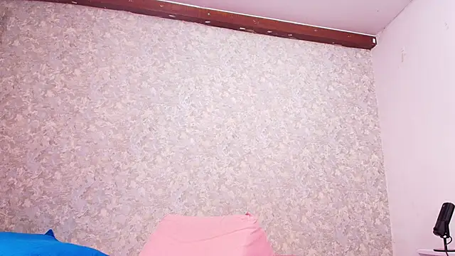 Snapshot of nicol_f chatting on 02.04.25 nicol f online show from 02.04.25