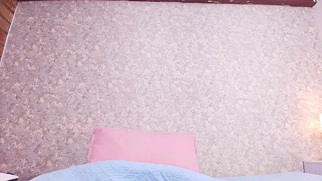 Snapshot of nicol_f chatting on 10.17.25 nicol f online show from 10.17.25