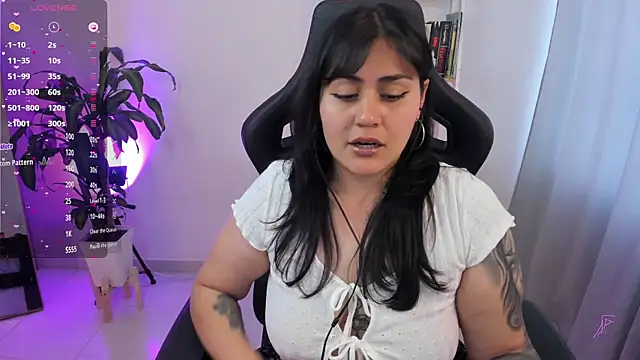 Snapshot of GretaX-X chatting on 10.30.25 GretaX-X online show from 10.30.25