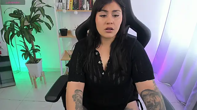 Snapshot of GretaX-X chatting on 11.24.25 GretaX-X online show from 11.24.25