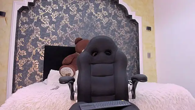 Snapshot of Isa_Little_Star chatting on 02.04.25 Isa Little Star online show from 02.04.25