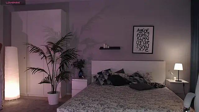 Bellla Haddid online show from 10.19.25