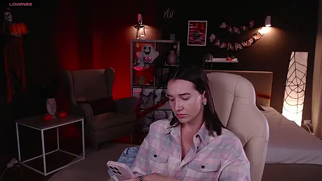 Bellla Haddid online show from 10.23.25