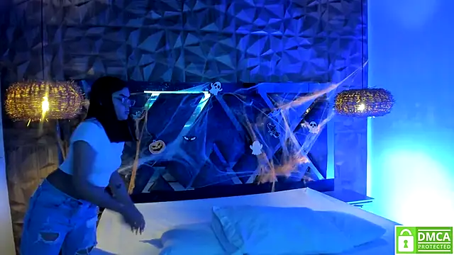 Snapshot of Rose_Evans__ chatting on 11.04.25 Rose Evans online show from 11.04.25