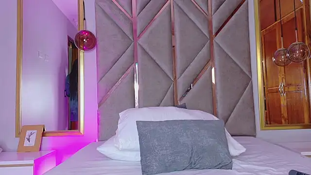 Lola King online show from 02.19.25