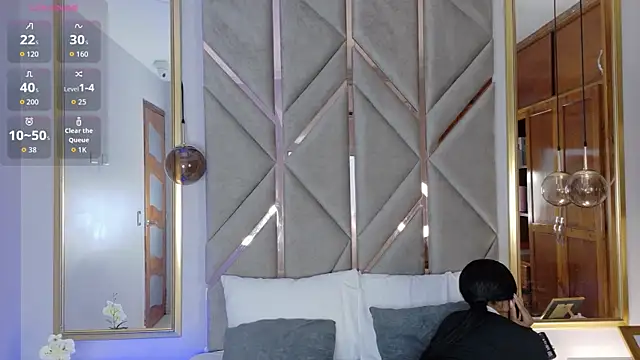 Lola King online show from 10.29.25