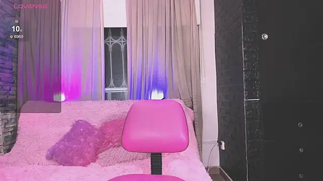 Snapshot of kitty_queen10 chatting on 03.21.25 kitty queen10 online show from 03.21.25