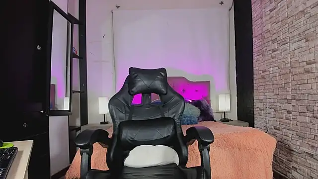 Snapshot of kitty_queen10 chatting on 11.22.25 kitty queen10 online show from 11.22.25