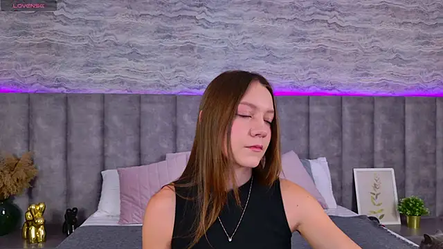 Snapshot of AliceBrayan chatting on 03.23.25 AliceBrayan online show from 03.23.25