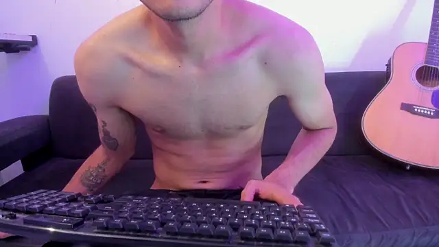 Snapshot of Henrikk_senn chatting on 04.10.26 Henrikk senn online show from 04.10.26