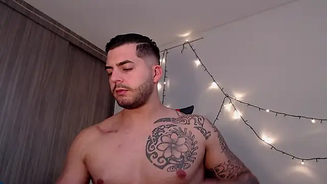 Snapshot of thomas_gun chatting on 12.23.24 thomas gun online show from 12.23.24