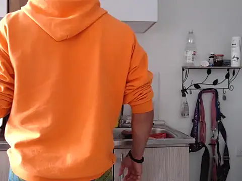 Snapshot of thomas_gun chatting on 12.14.25 thomas gun online show from 12.14.25