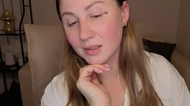 Snapshot of Helens_love chatting on 10.13.25 Helens love online show from 10.13.25