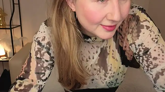 Snapshot of Helens_love chatting on 11.22.25 Helens love online show from 11.22.25