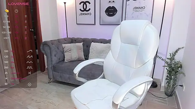 naomii campbell  online show from 03.01.25