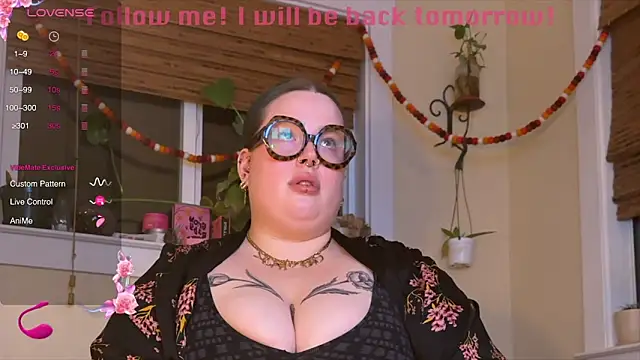 Snapshot of MissBika chatting on 12.18.24 MissBika online show from 12.18.24