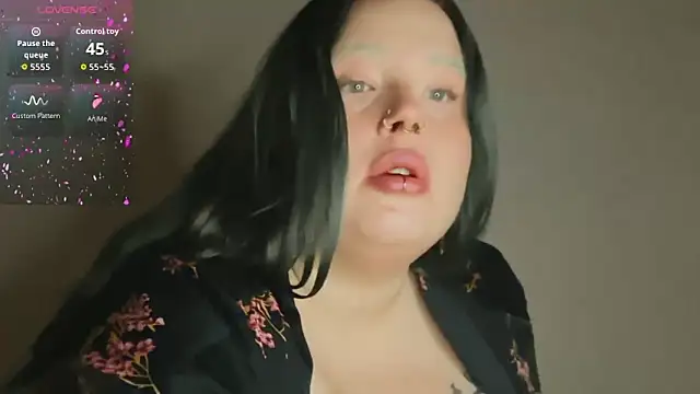 Snapshot of MissBika chatting on 10.04.25 MissBika online show from 10.04.25