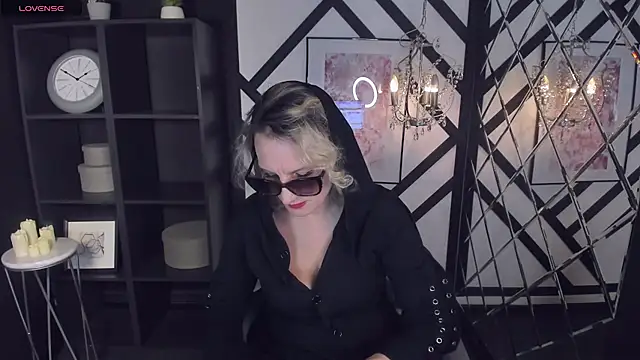 Snapshot of Queen_Anna_ chatting on 01.13.25 Queen Anna online show from 01.13.25