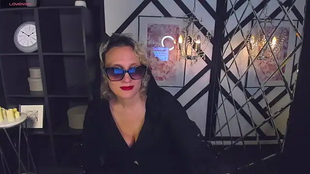 Snapshot of Queen_Anna_ chatting on 01.14.25 Queen Anna online show from 01.14.25