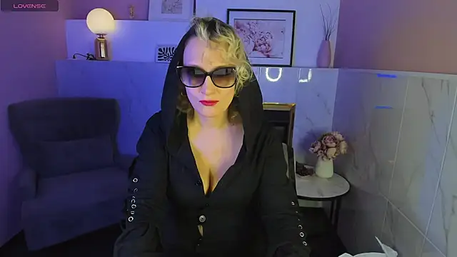 Snapshot of Queen_Anna_ chatting on 01.23.25 Queen Anna online show from 01.23.25