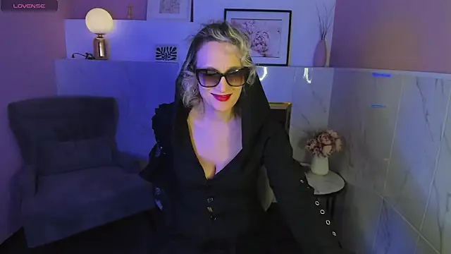 Snapshot of Queen_Anna_ chatting on 01.23.25 Queen Anna online show from 01.23.25