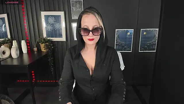 Snapshot of Queen_Anna_ chatting on 01.24.25 Queen Anna online show from 01.24.25