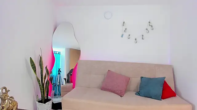 Snapshot of Sweetluna__ chatting on 10.21.25 Sweetluna online show from 10.21.25