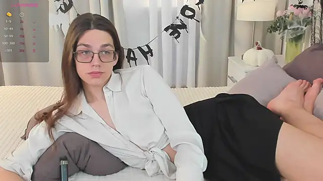 Snapshot of Alfreda_Mills chatting on 10.29.25 Alfreda Mills online show from 10.29.25