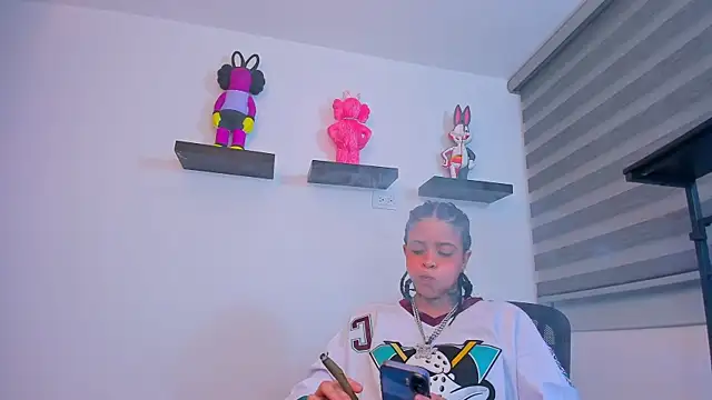 Gangster Girl online show from 11.10.25