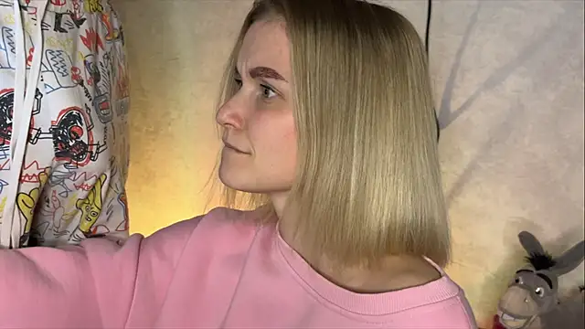 Snapshot of Adelovenick chatting on 03.19.25 Adelovenick online show from 03.19.25