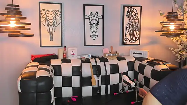 SARAFOXX  online show from 01.04.25