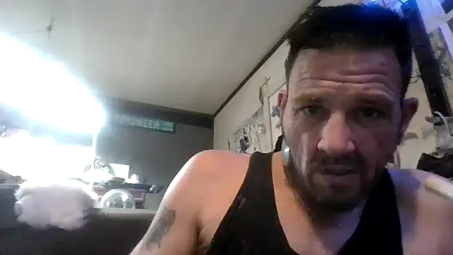 Snapshot of gettinit2wice chatting on 10.31.25 gettinit2wice online show from 10.31.25