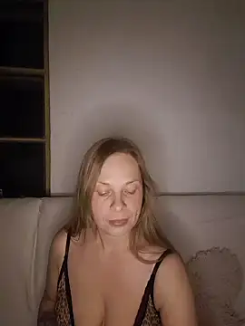 Snapshot of katiestevens chatting on 09.28.25 katiestevens online show from 09.28.25