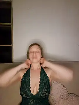 Snapshot of katiestevens chatting on 10.04.25 katiestevens online show from 10.04.25