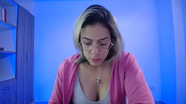 Snapshot of candydowson1 chatting on 11.18.25 candydowson1 online show from 11.18.25