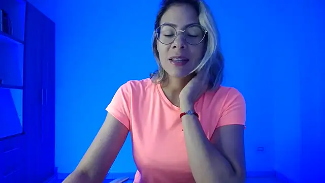 Snapshot of candydowson1 chatting on 11.20.25 candydowson1 online show from 11.20.25