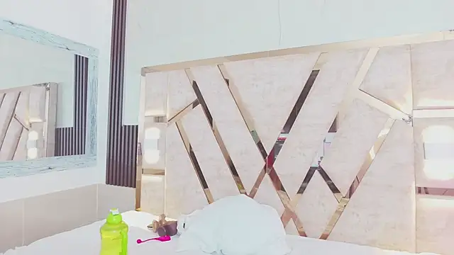 molly sweetee online show from 10.18.25