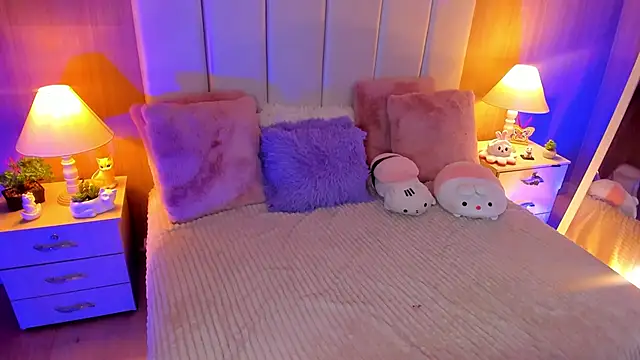 Snapshot of CaseyPiierce chatting on 11.04.25 CaseyPiierce online show from 11.04.25