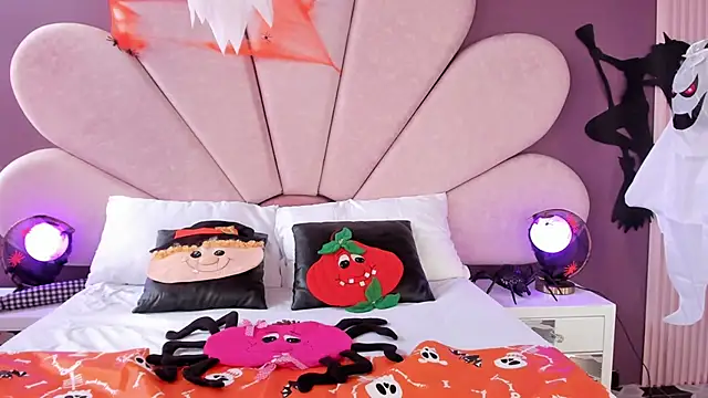 Snapshot of Susa1userma_ chatting on 10.31.25 Susa1userma online show from 10.31.25