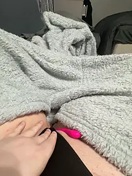 Snapshot of honeyyy24 chatting on 02.04.25 honeyyy24 online show from 02.04.25