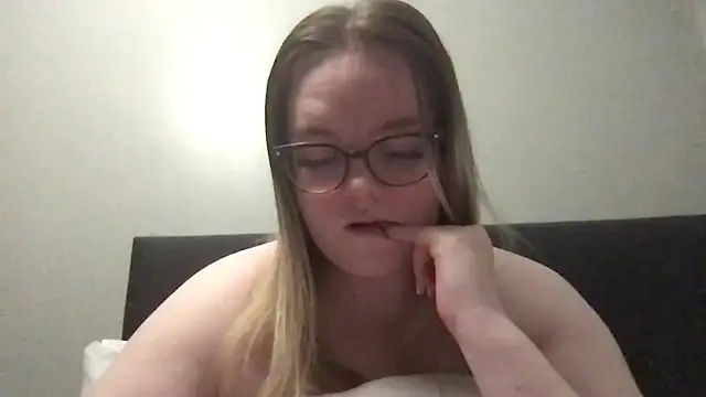 Snapshot of honeyyy24 chatting on 09.23.25 honeyyy24 online show from 09.23.25