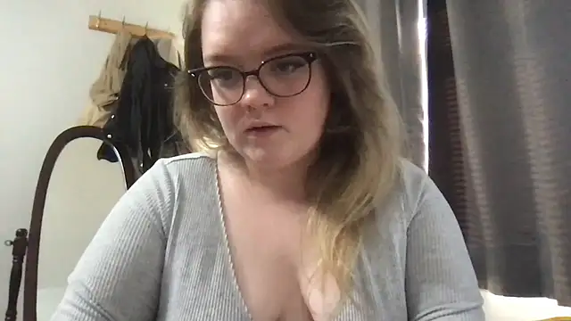 Snapshot of honeyyy24 chatting on 09.25.25 honeyyy24 online show from 09.25.25